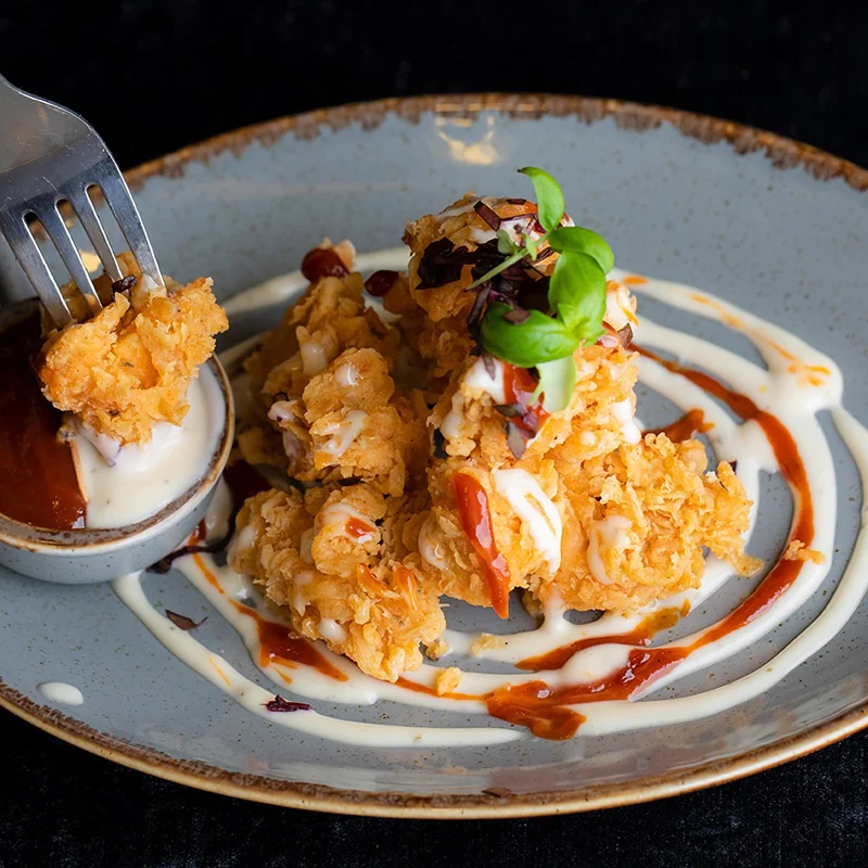 Restaurant fried chicken plating photograph
